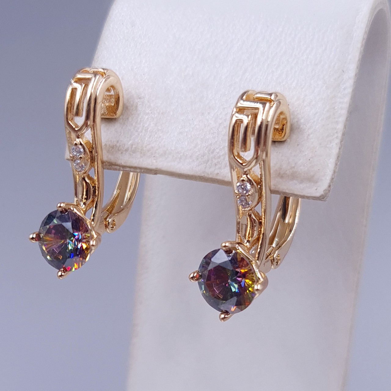 Сережки ХР. Позолота 18К. Камені: білий та містичний циркон. Довжина: 21 мм. Ширина: 7 мм.