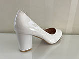 Жіночі туфлі білі для нареченої на середньому стійкому підборі 36 38, фото 4