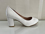 Жіночі туфлі білі для нареченої на середньому стійкому підборі 36 38, фото 3