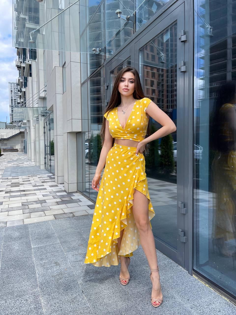 Красивий літній костюм Мальдіви жіночий на запах топ з декольте і спідниця з рюшами в горошок Kmk1508