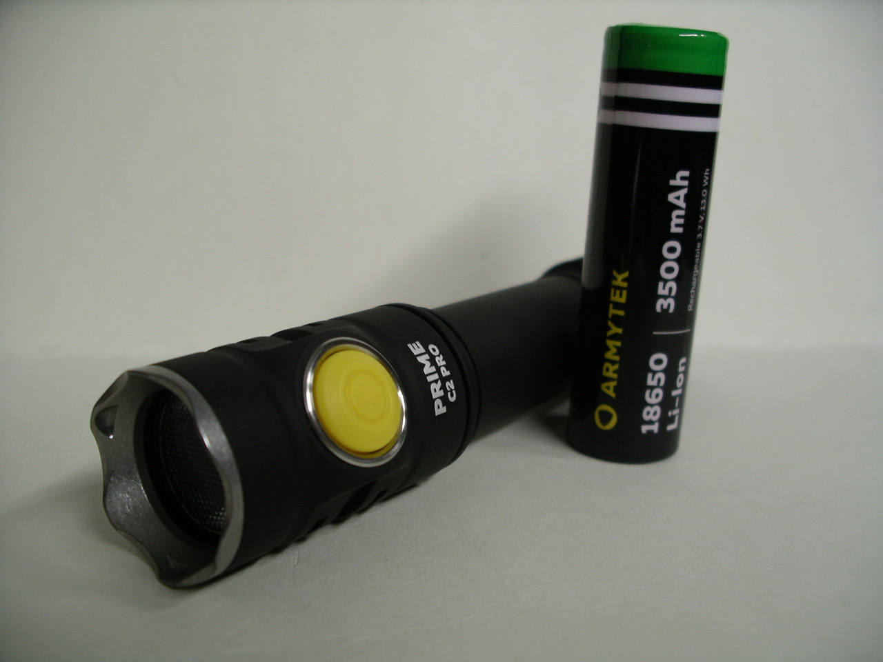 Тло Armytek Prime C2 Pro v4 Magnet USB XHP50.2 Warm (тепле світло)
