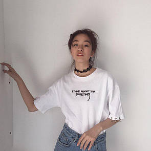 Жіноча футболка прямого крою з написом на грудях та кільцями на рукаві (р. 42-44) 83FU1090