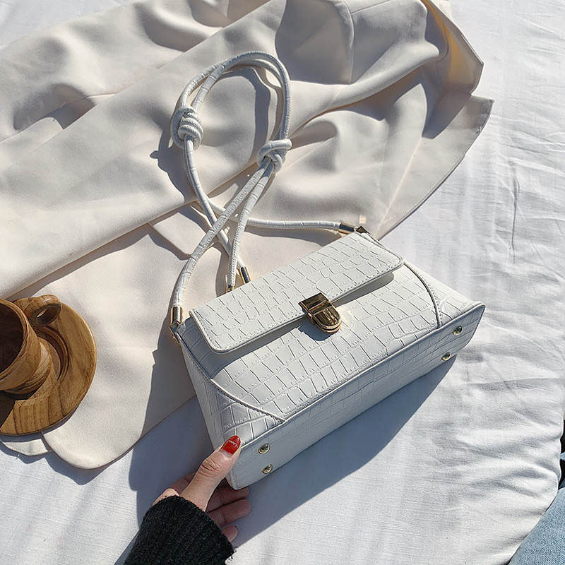 Жіноча маленька біла сумочка з фактурної екожі, фото 1