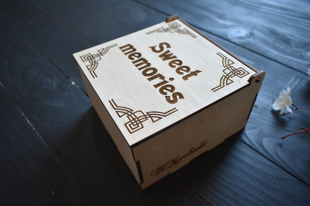 Скринька квадратна з фанери "Sweet memories" ручної роботи з гравіюванням, фото 1