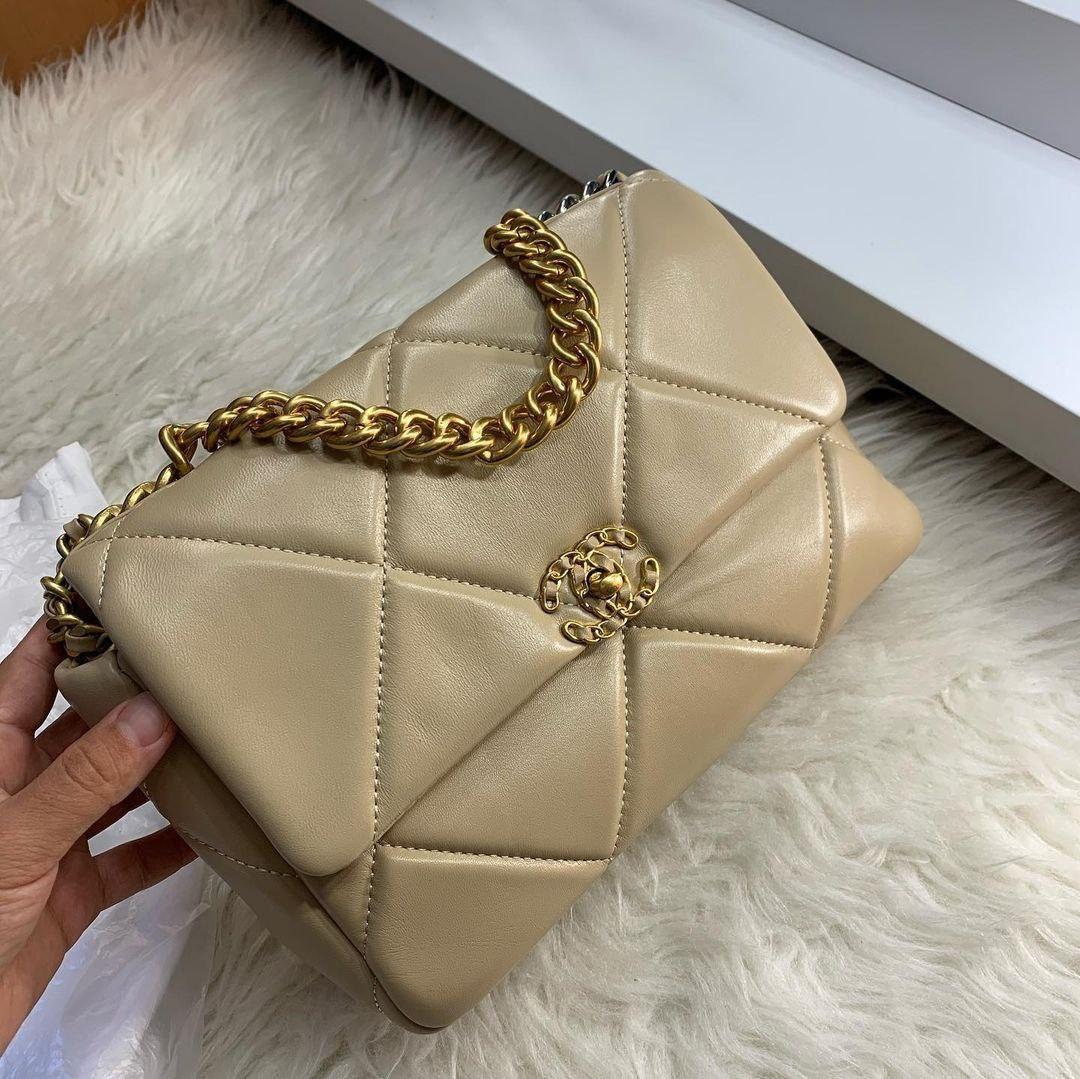 Купити Сумка жіноча Chanel Flap Bag 19 шкіряна бежева, ціна 3900 грн - (ID# 1565893954) Купити Сумка жіноча Chanel Flap Bag 19 шкіряна бежева, ціна 3900 грн - (ID# 1565893954)