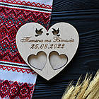 Весільна підставка для обручок з іменами молодят та датою (серце з голубами), з дерева, фото 3