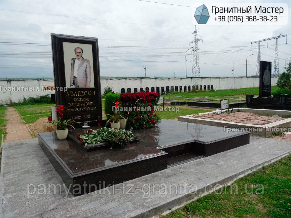 Елітний пам’ятник з чорного граніту чоловікові з кольоровим портретом № 787