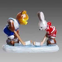 Стеклянная елочная игрушка зайка и мишка хоккеисты Komozja Family