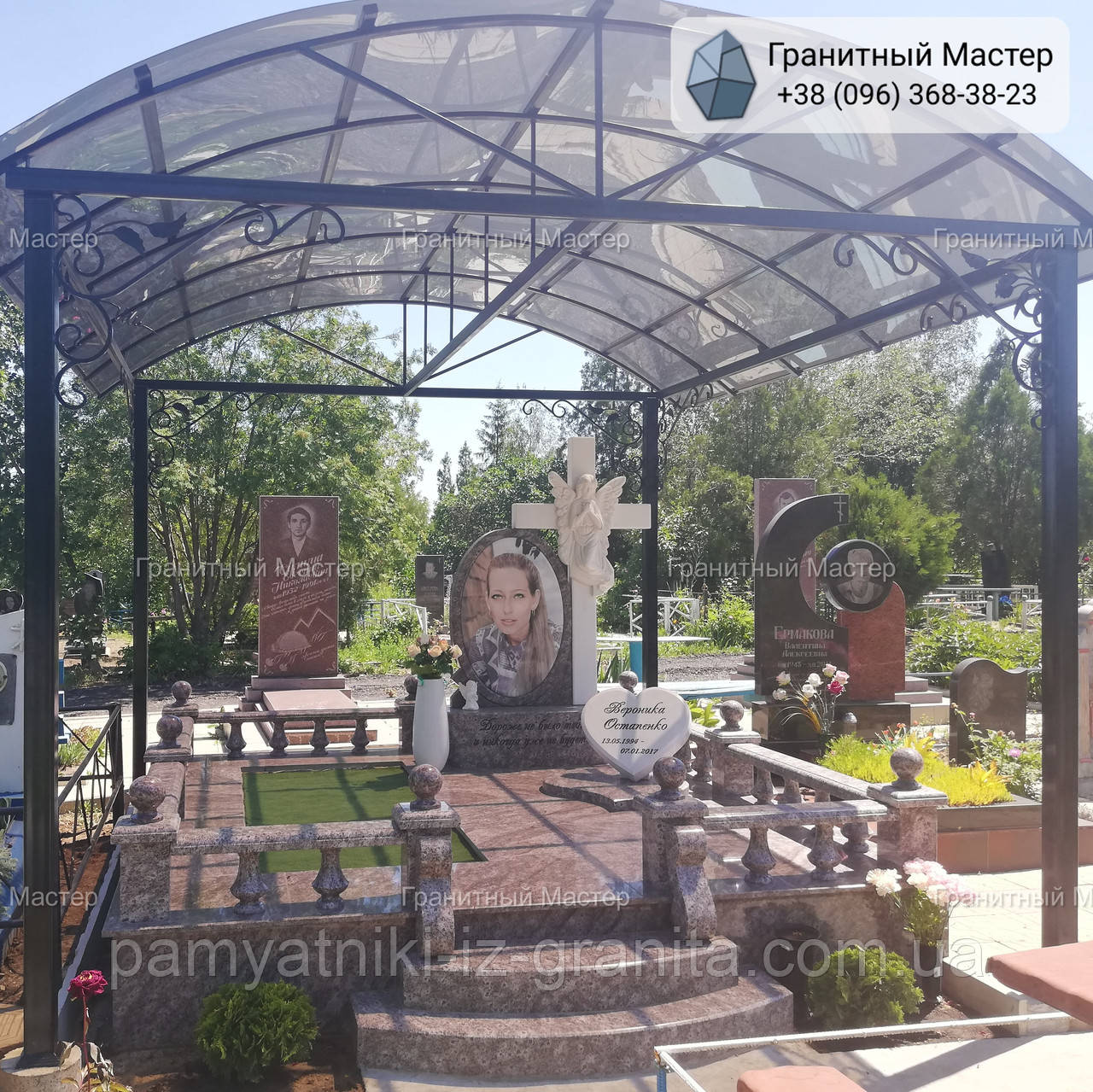 Елітний одинарний пам'ятник з червоного граніту жінці з кольоровим портретом № 46