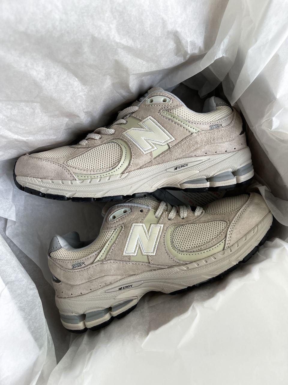 Світлі кросівки жіночі Нью Беленс 2002R. Модні жіночі кроси New Balance 2002R.