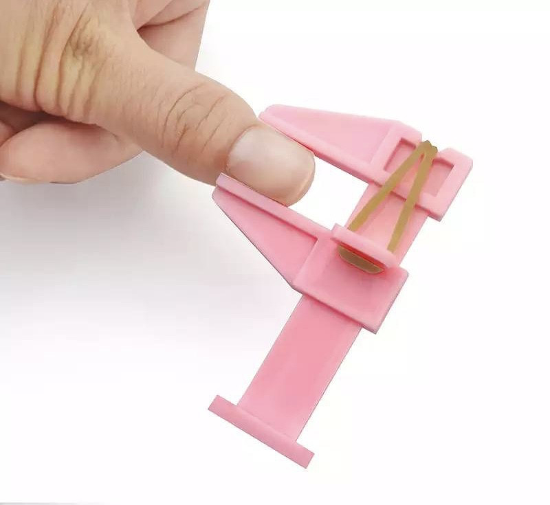 Пластиковый зажим-струбцина для поджатия и фиксации арки ногтя, на резинке. - фото 3 - id-p1655257420