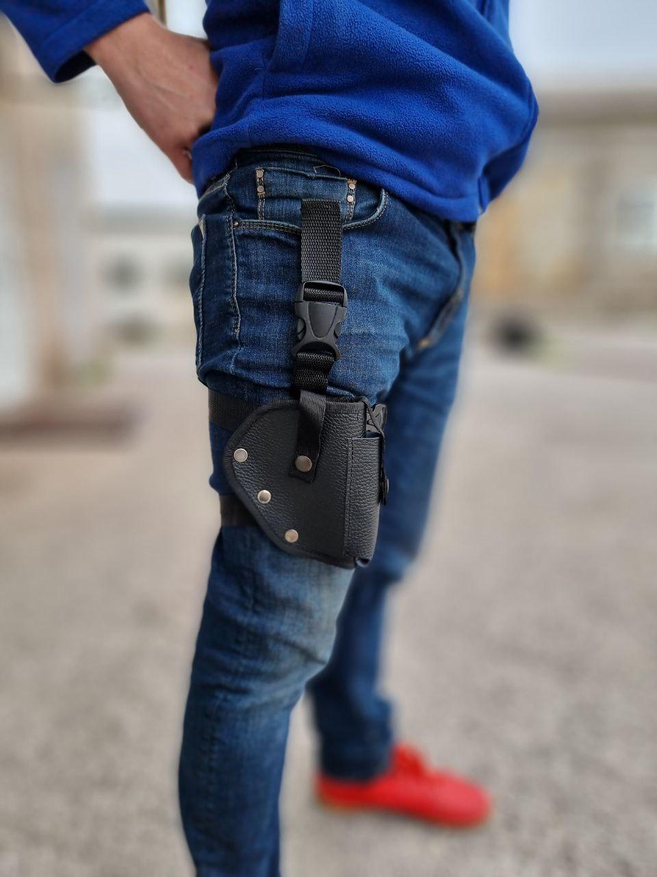 Кобура на стегнах чорна