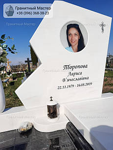 Пам'ятник жінці з білого мармуру з кольоровим портретом №33