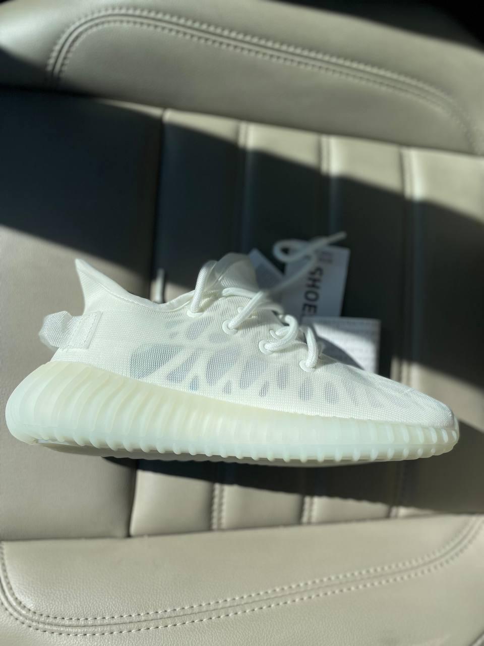 Жіноче взуття Адідас Ізі 350. Жіночі кросівки білі Adidas Yeezy 350. Адас стильні кросівки.