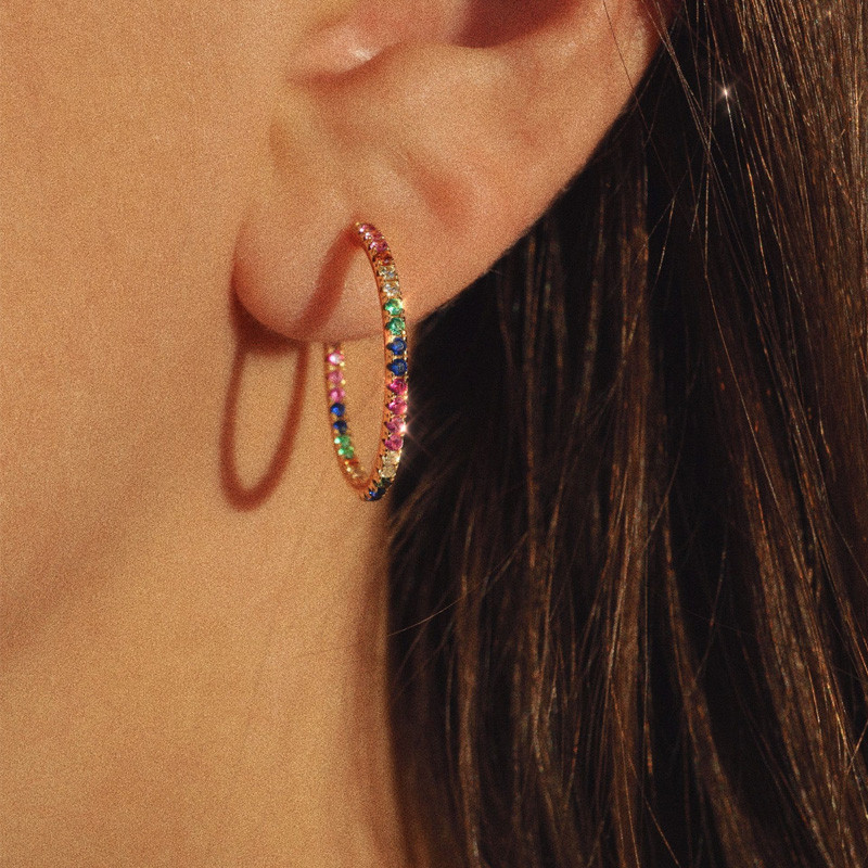 Яскраві сережки-кільця з різнобарвними фіанітами, фото 1