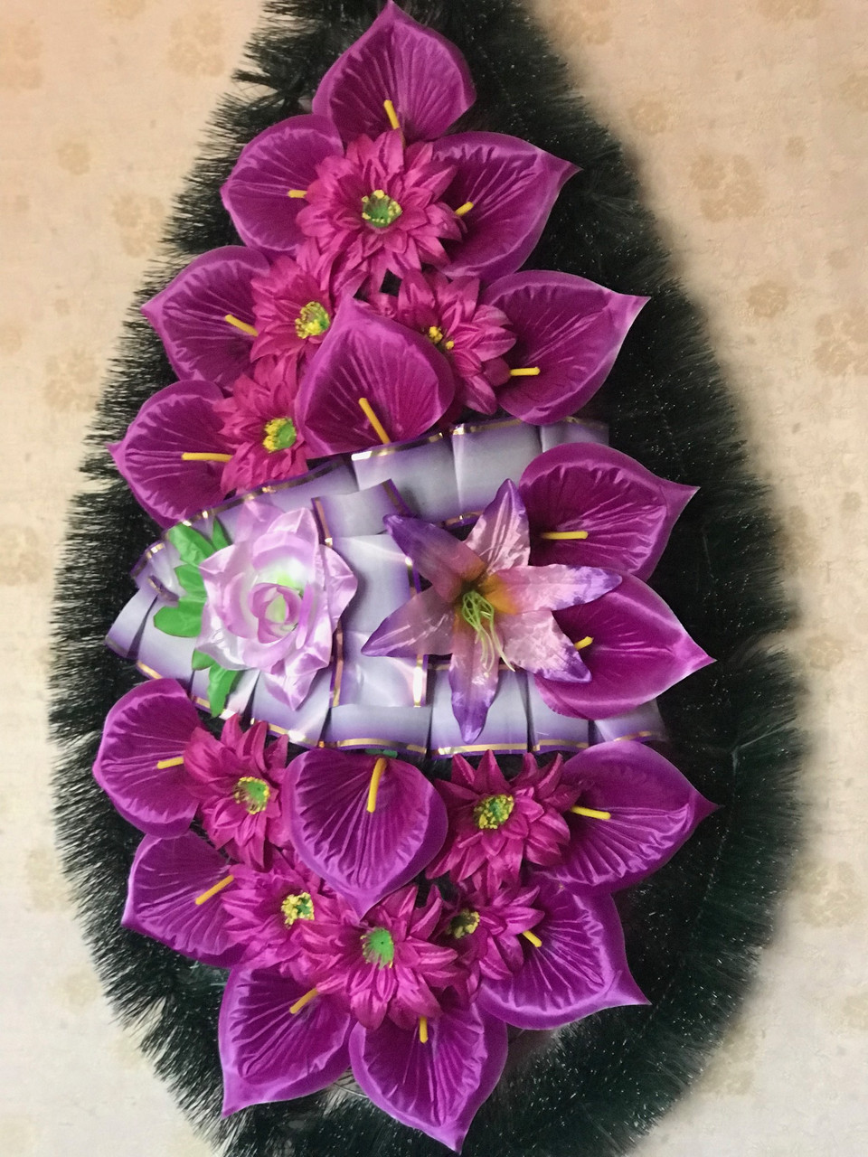 Венок ритуальный из искусственных цветов (Классический средний, лилия №3), размеры 150*55 см, доставка по - фото 2 - id-p526323798