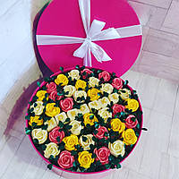 Букет шоколадных цветов в шляпной коробке диаметр букета 25 см надпись можно менять