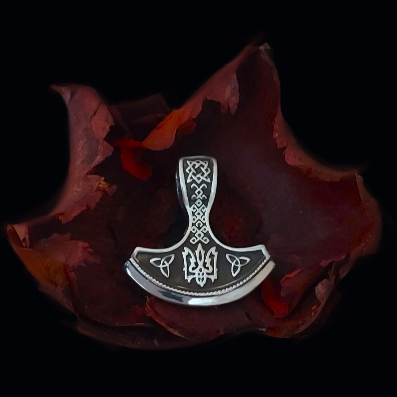 Сокира з тризубом, Гербом України та оберігами.