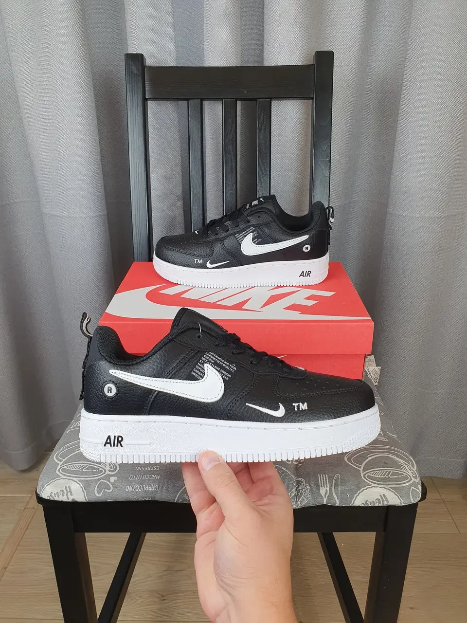 Чорно-білі Nike Air Force 1 07 LV8 Ultra Black White кросівки жіночі. Кроси Найк Аір Форс 1 чорні з білим