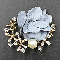 Брошка у формі квітки Raveniya blue Lux блакитного відтінку з металевими деталями з перлами в каменях