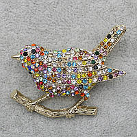 Брошь металлическая золотистая Птица на веточке с разноцветными кристаллами размер изделия 4,8 х 4,8 см
