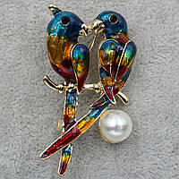 Брошка металева золотиста Папуги покрита кольоровою емаллю з перлами розмір одедія 30х50 мм