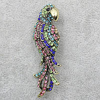 Брошь металлическая золотистая Попугай с разноцветными кристаллами размер изделия 2 х 6,5 см