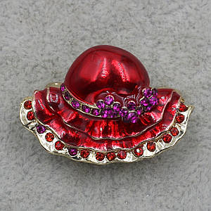 Брошь металлическая золотистая красная шляпка с красными и розовыми фианитами размер изделия 20х30 мм