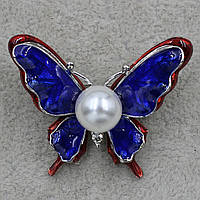 Брошь металлическая серебриста Бабочка с жемчугом покрыта красной и синей эмалью размер изделия 40х30 мм