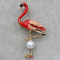 Брошь металлическая золотистая Красный Фламинго с жемчугом покрыт цветной эмалью размер изделия 50х20 мм