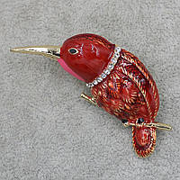 Брошь металлическая золотистая Птичка покрыта цветной эмалью в стразах размер изделия 60х20 мм