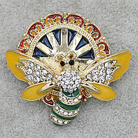 Брошка металлическая золотистая Оса с кристаллами покрыта цветной эмалью размер изделия 50х40 мм