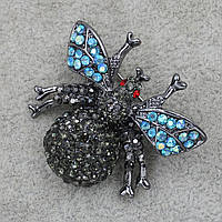 Брошка металлическая на серебристой основе муха с разноцветными кристаллами размер изделия 30х30 мм