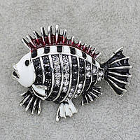Брошь металлическая серебристая крупная Рыба с белыми и чёрными стразами покрыта эмалью размер изделия 50х30мм