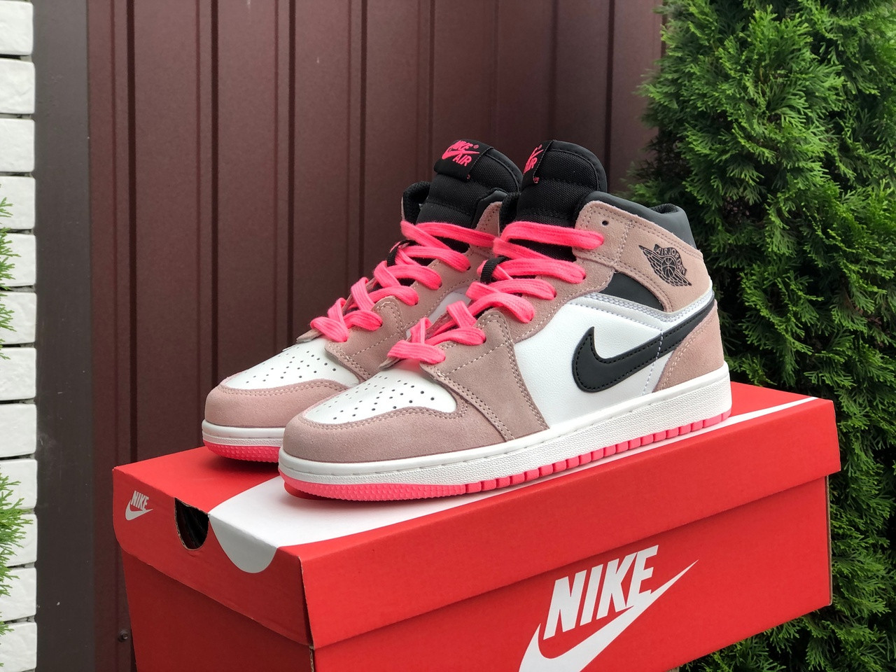 Жіночі демосезонні високі кросівки в стилі Nike Air Jordan, персикові з рожевим