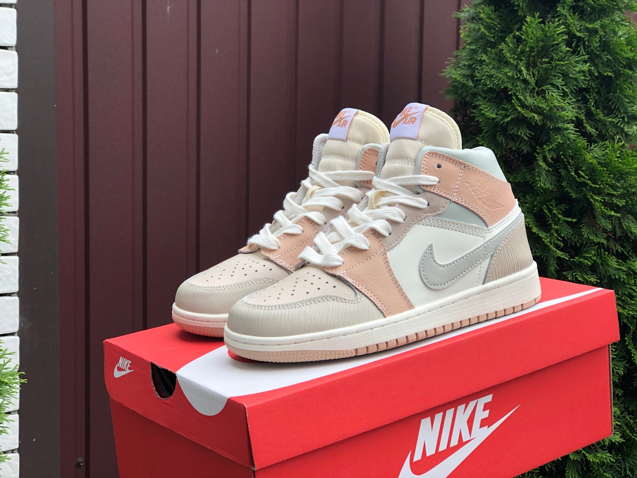 Жіночі демосезонні високі кросівки в стилі Nike Air Jordan, бежеві