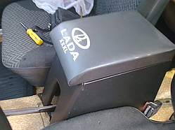 Підлокітник автомобільний модельний LADA MAXI "XXXL" ЧОРНИЙ З ЛОГО (ИНОМАР/СИДЕН. ШИР 20СМ)