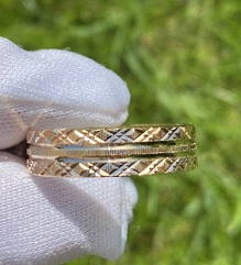 Золоті обручі кільця з алмазною гранню