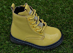 Демісезонні дитячі черевики лакові для дівчинки жовті р22-25