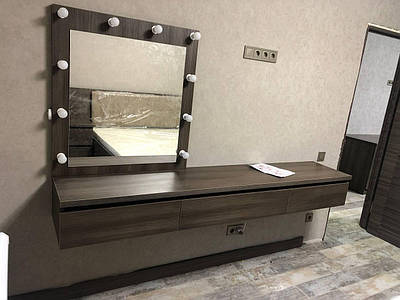 Трюмо з дзеркалом із підсвіткою. Туалетний столик.
