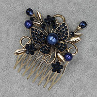 Гребешок для волос золотистого цвета бабочка с синими стразами и бусинами на 8 зубьев размер 55х60 мм