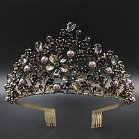 Корона діадема висота 7 см на металевій основі золотого кольору з гребінцями з кристалами та фітухом