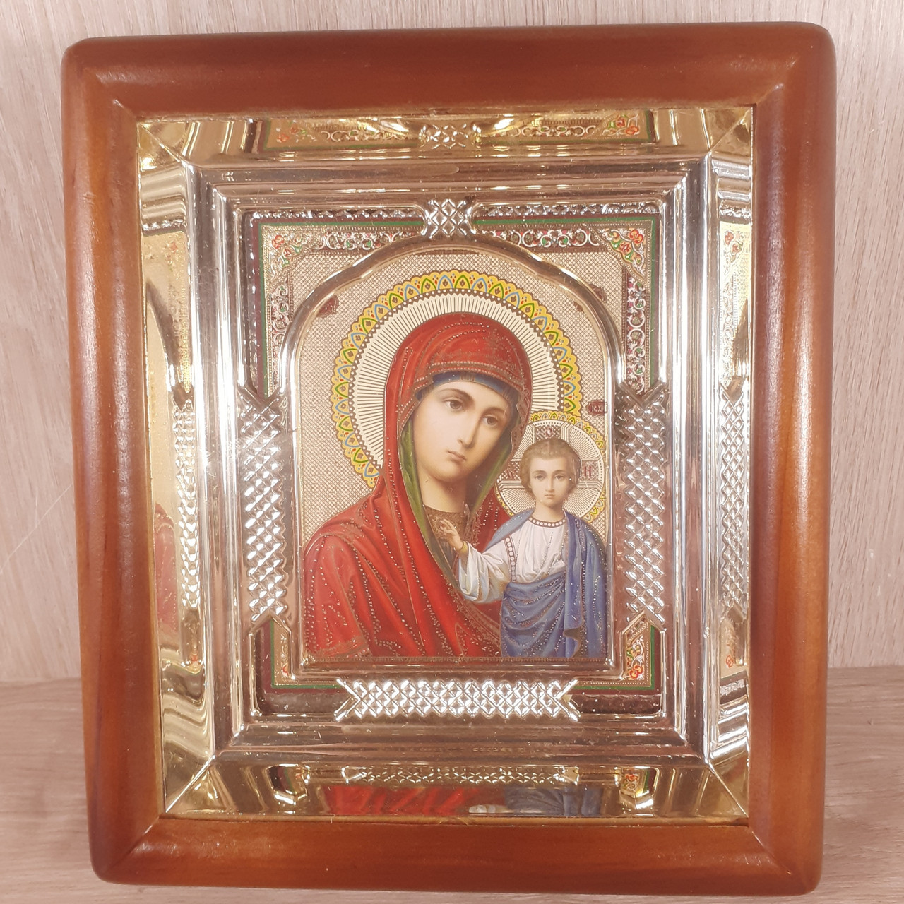 Ікона Казанська Пресвята Богородиця, лик 10х12 см, у світлому прямому дерев'яному кіоті з арочним багетом.