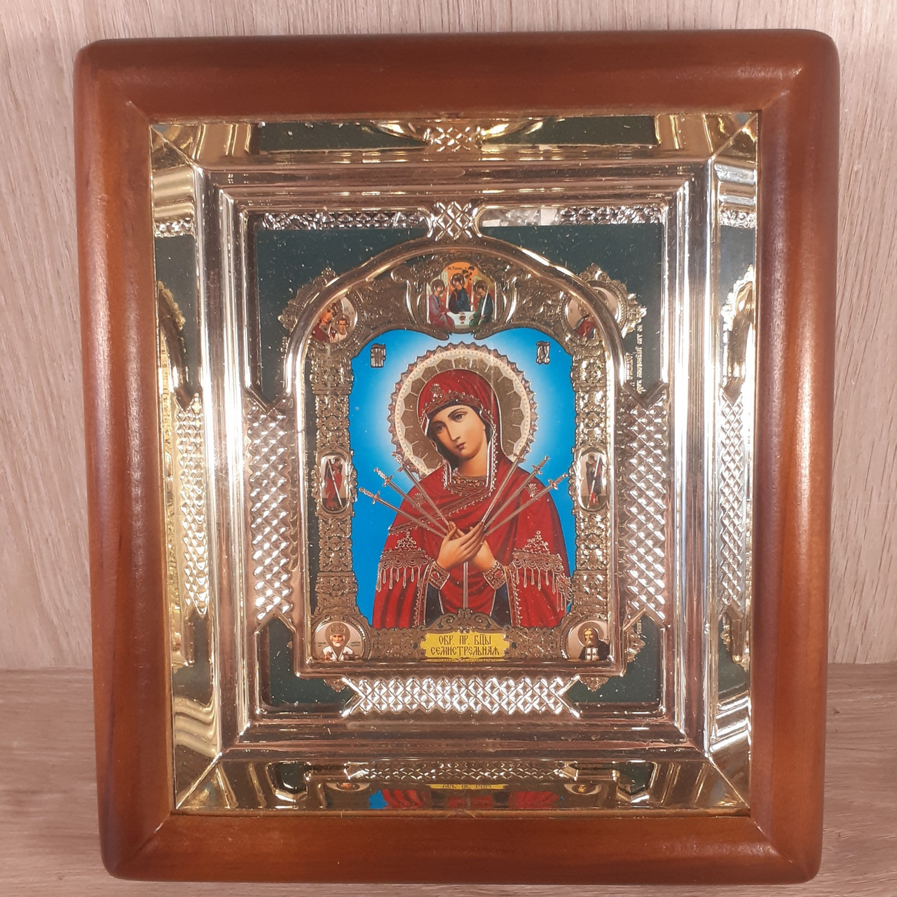Ікона Семистрільна Пресвята Богородиця, лик 10х12 см, у світлому прямому дерев'яному кіоті з арочним багетом.