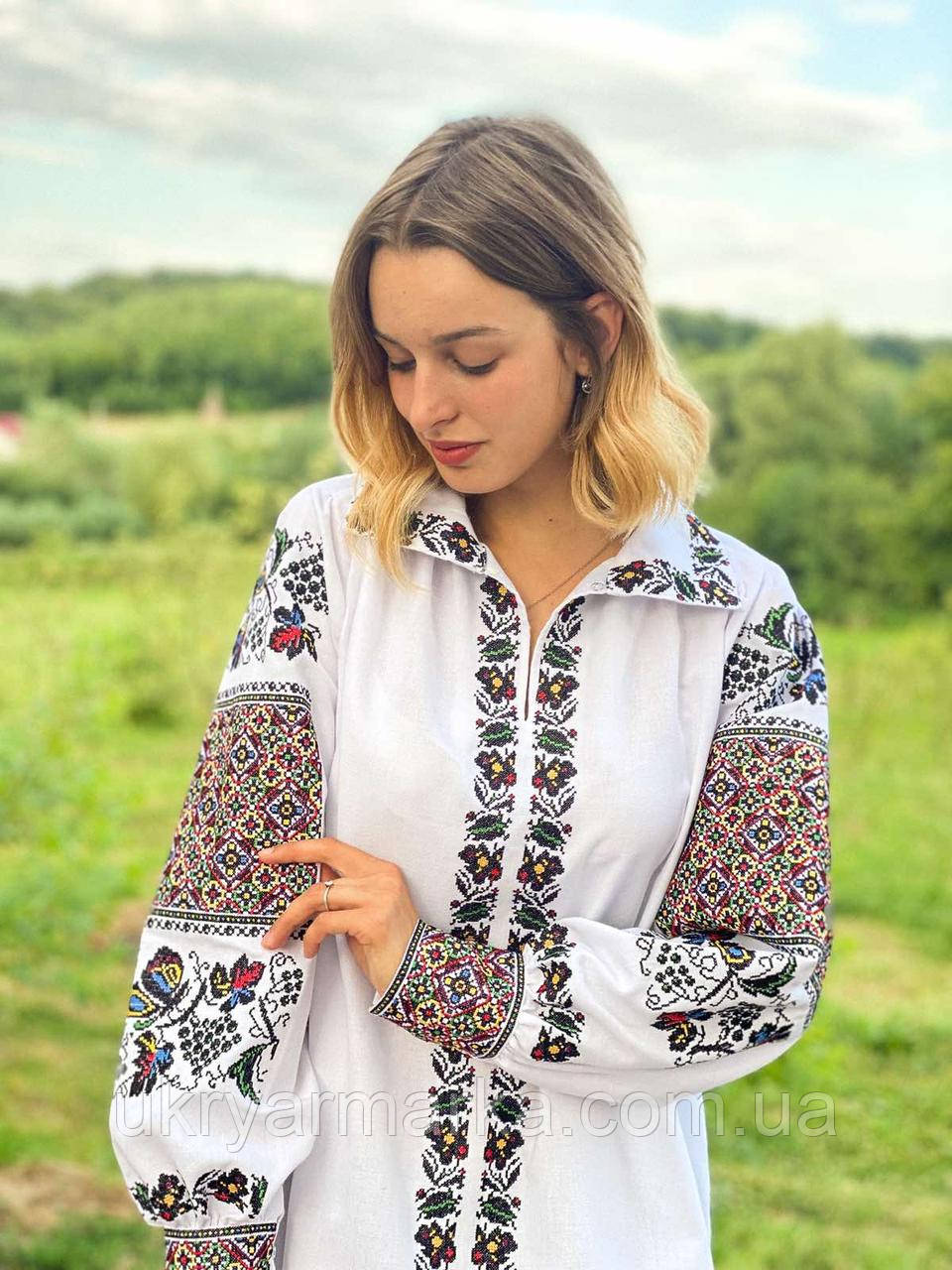 Жіноча вишивана блузка "Особлива"