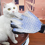 Рукавичка для вичісування шерсті тварин гребінець True Touch щітка рукавиця для котів та собак, фото 4