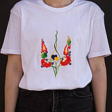 Футболка жіноча біла з малюнком ГЕРБ УКРАЇНИ В КВІТАХ ледь приталена літня розмір L модна LADY COMFORT, фото 3