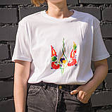 Футболка жіноча біла з малюнком ГЕРБ УКРАЇНИ В КВІТАХ ледь приталена літня розмір L модна LADY COMFORT, фото 2