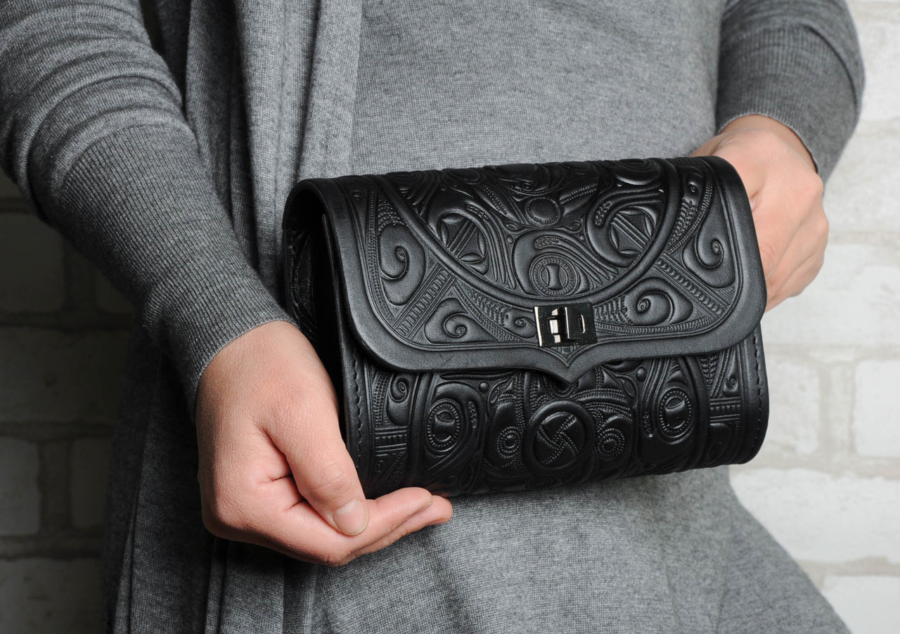 Шкіряна поясна сумка (2 в 1) з тисненим орнаментом "Трипілля", чорного кольору, 19х13х6 см, фото 1