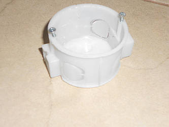 Набірний підрозетник білий з шурупами